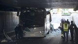 Nehoda autobusu ve Francii: V tunelu se mu utrhla střecha, mnoho lidí se zranilo