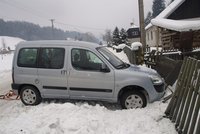 Smolný den na Valašsku: Auto ráno nabourala žena, odpoledne i její manžel
