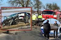 Smrtící srážka na Kladensku: Bratr a sestra umírají v autě, druhý sourozenec bojoval o život