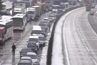 Ledovka úřaduje: Na D1 se srazilo 14 aut, dálnice je uzavřená