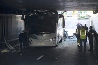 Nehoda autobusu ve Francii: V tunelu se mu utrhla střecha, mnoho lidí se zranilo