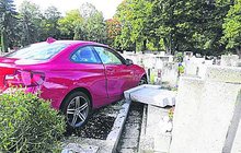 Řidička (67) BMW si spletla pedály: Skončila mezi hroby