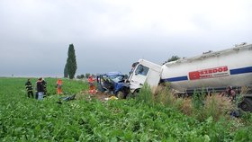Havarované nákladní auto převážející cement a zničená dodávka