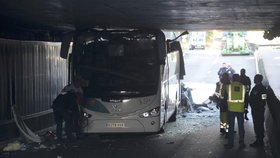 Ve francouzském tunelu se autobusu utrhla střecha.