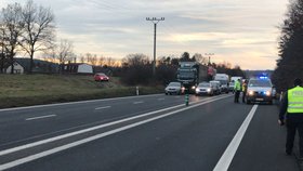 Při čelním střetu dvou aut na Benešovsku se zranili tři lidé.