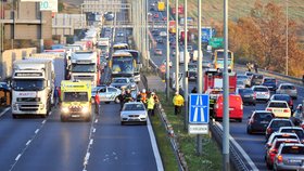 Vážná dopravní nehoda se stala na dálnici D1, na prvním kilometru před Prahou.