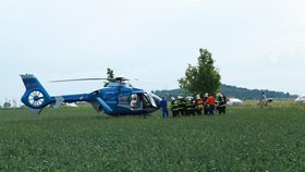 K nehodě musel přiletět i vrtulník, kterým okamžitě transportovali těžce zraněnou ženu do pražské nemocnice