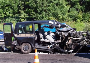 Obrázky od nehody ukazují, že řidič neměl téměř žádnou šanci přežít