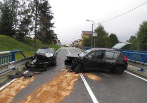 Opilec v Mrákotíně nezvládl zatáčku: Autem málem zabil posádku druhého vozu.