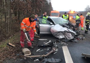 Při čelním střetu dvou aut na Benešovsku se zranili tři lidé.