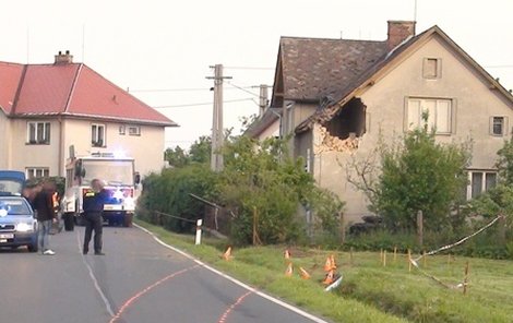 Brzdná dráha auta, od příkopu se odrazilo, vylétlo do výšky 4 metrů a narazilo do štítu.