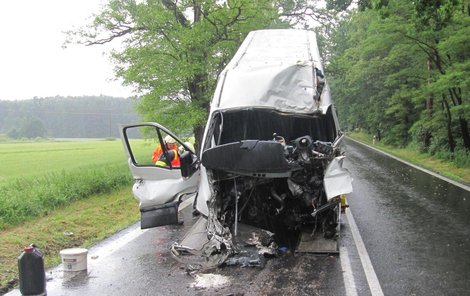 Zdemolované auto policisté odvezli až dopoledne. Do té doby byla silnice první třídy uzavřena.