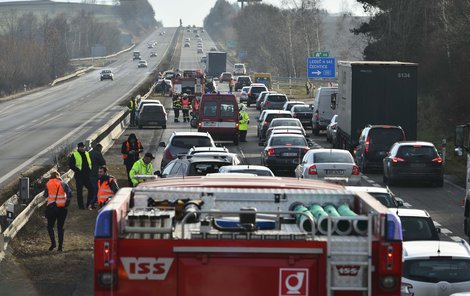 Kolona stojících aut byla dlouhá šest kilometrů.