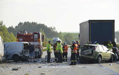 Při hromadné nehodě na dálnici D5 na Plzeňsku se srazilo pět osobních a jedno nákladní auta.