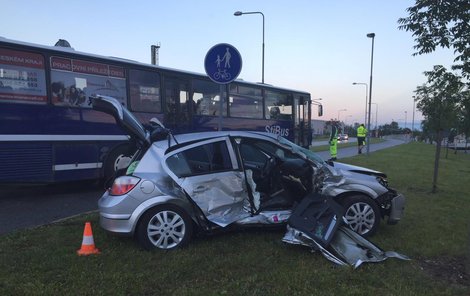 Řidič na křižovatce ulic Vodní a Pekařská přehlédl autobus jedoucí po hlavní komunikaci.