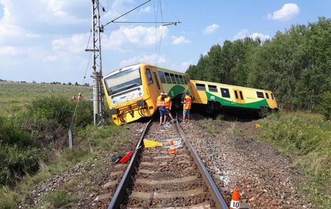 Traktor vjel na železničním přejezdu do dráhy projíždějícímu osobnímu vlaku.