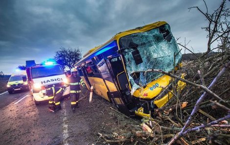 Náraz nevydrželo čelní sklo autobusu.