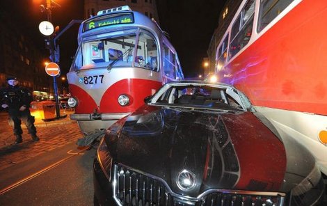Likvidace nehody zastavila v centru Prahy tramvajový provoz na celou hodinu.