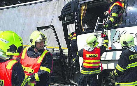 Zaklíněného řidiče autobusu museli vyprostit.