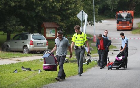 Vrak kočárku odnesli policisté.