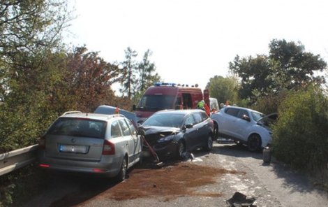 Olšany, Olomoucko: Řidič nedodržel odstup a nezvládl úhybný manévr, srazila se tři auta.