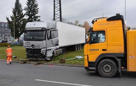 Český kamion projel autobazar skrz na skrz.