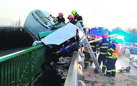 Řidič ve velké rychlosti nezvládl řízení a po nárazu do zábradlí zůstal s osobákem viset z mostu.