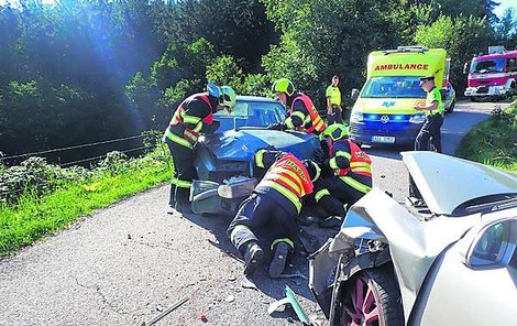 Po děsivé bouračce měla obě auta přední část na šrot.