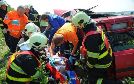 Záchranáři připravují řidičku na transport do nemocnice.