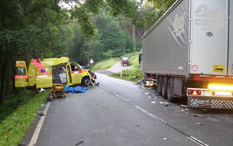 Řidič sanity neměl šanci přežít, náraz ji zcela zdemoloval.