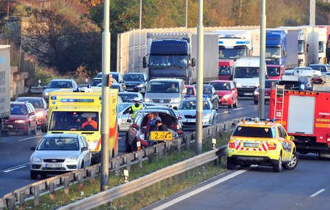 Komplikace na D1: Vážná nehoda těsně před Prahou!