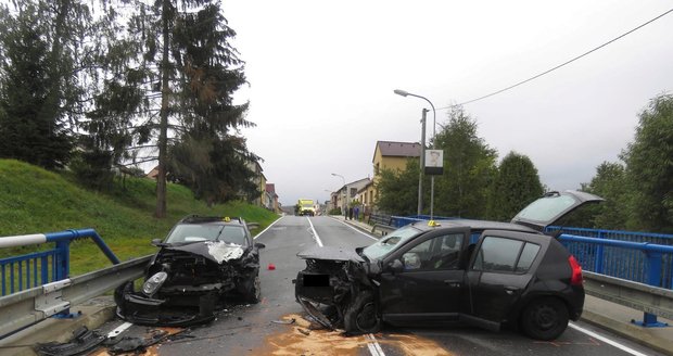 Opilec v Mrákotíně nezvládl zatáčku: Autem málem zabil posádku druhého vozu.