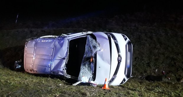 U Staňkova se srazil osobní vůz Citroen a dodávka Toyota. Zranilo se 10 lidí.