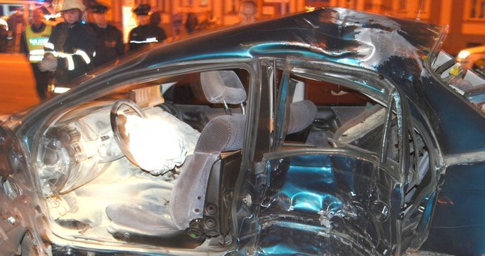 Auto skončilo po nehodě zdemolované