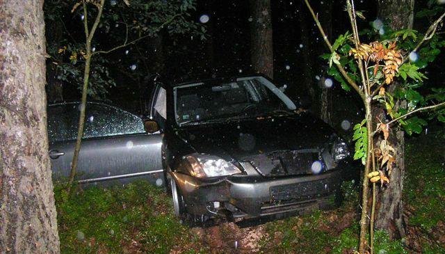 V tomto autě zahynula po nárazu do stromu mladá žená.