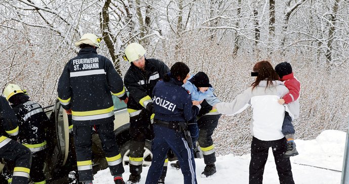 Na jejich záchranu bylo nasazeno dvanáct hasičů. Nikomu z rodiny se naštěstí nic nestalo.