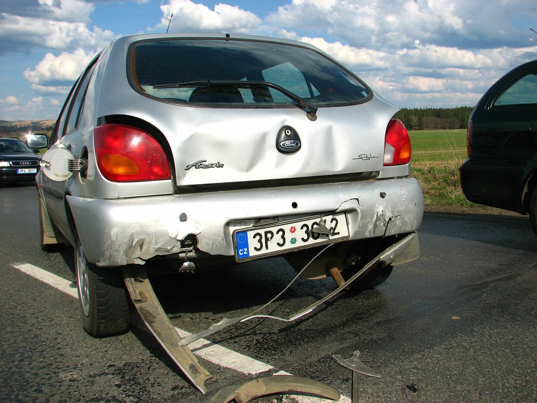 Dopravních nehod způsobených nedodržením bezpečného odstupu se ročně odehrají tisíce