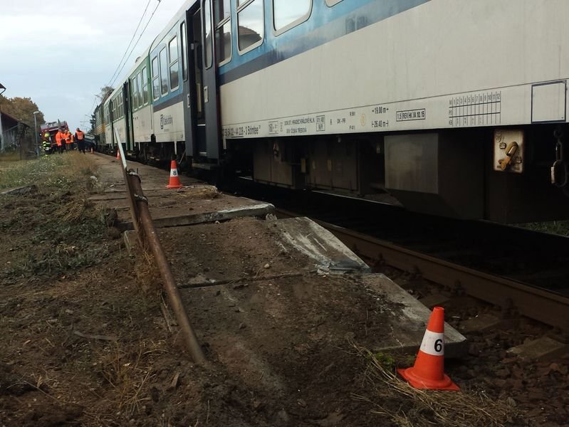 Po střetu vlak vlekl auto ještě několik desítek metrů, i po peronu stanice Kukleny.