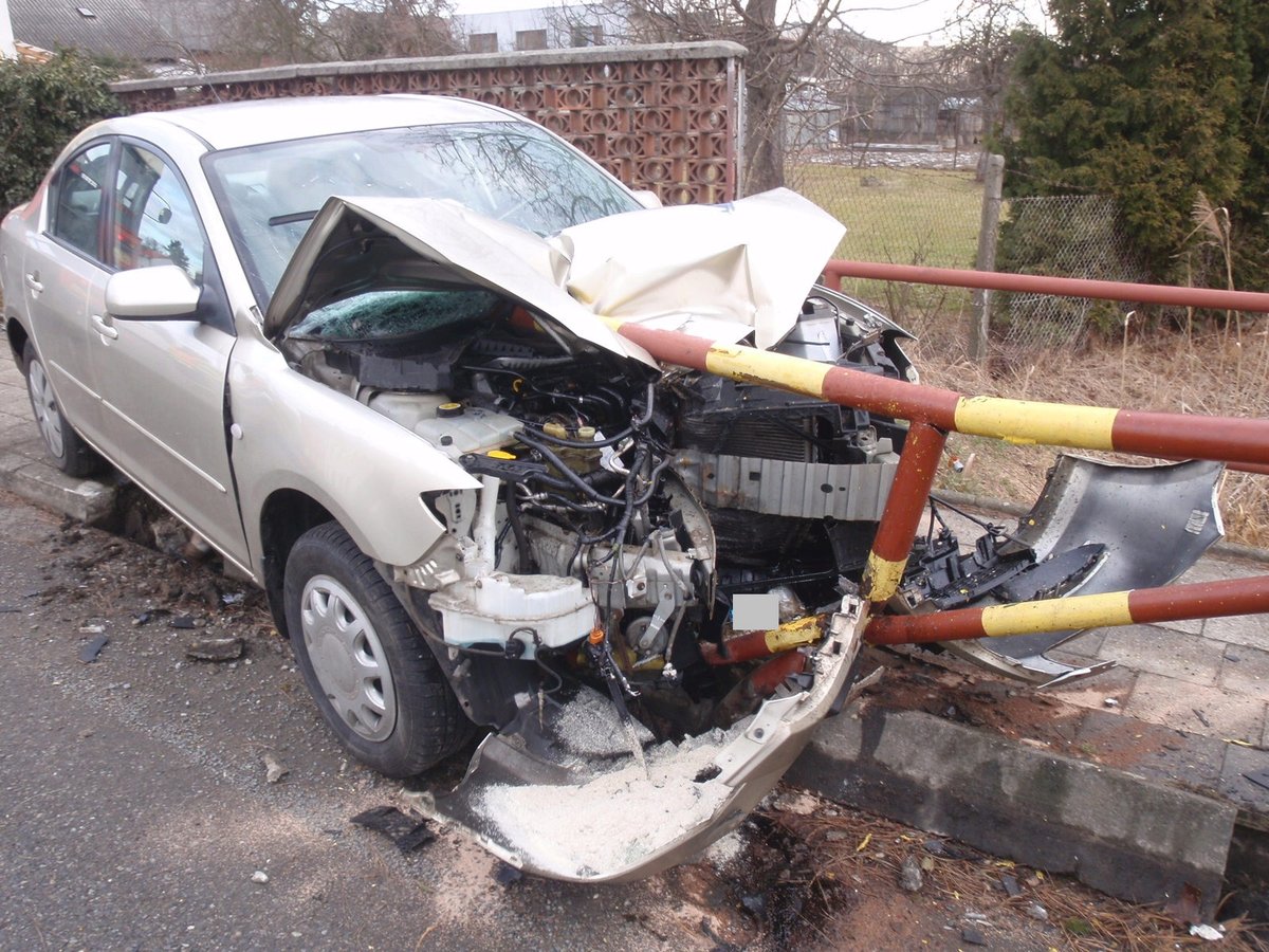 Zábradlí auto prošpikovalo a skončilo před zadními sedačkami.