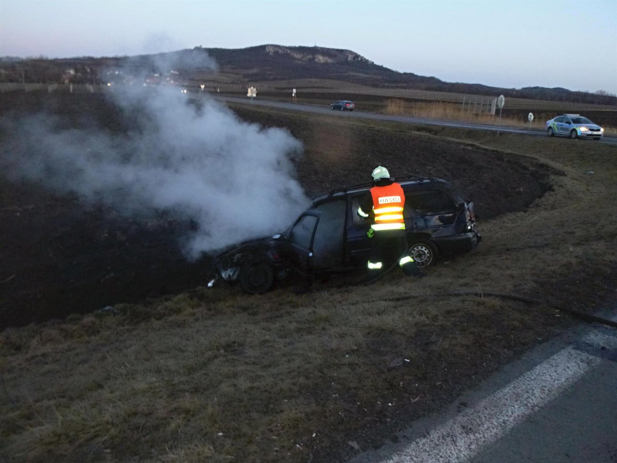 Terénní vůz poslal osobní auto mimo silnici.