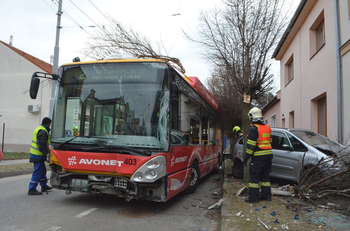 Dva stromy a sedm aut zlikvidoval šofér trolejbusu.