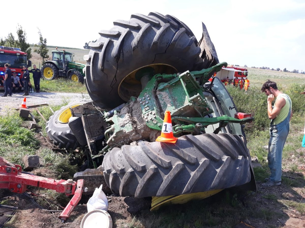 Traktor vjel na železničním přejezdu do dráhy projíždějícímu osobnímu vlaku.