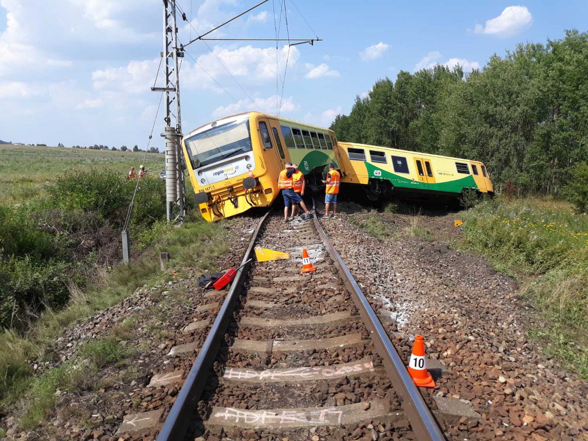 Traktor vjel na železničním přejezdu do dráhy projíždějícímu osobnímu vlaku.