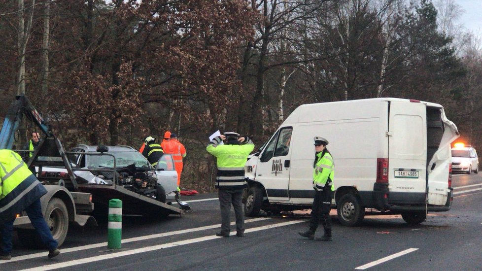 Při čelním střetu dvou aut na Benešovsku se zranili tři lidé.