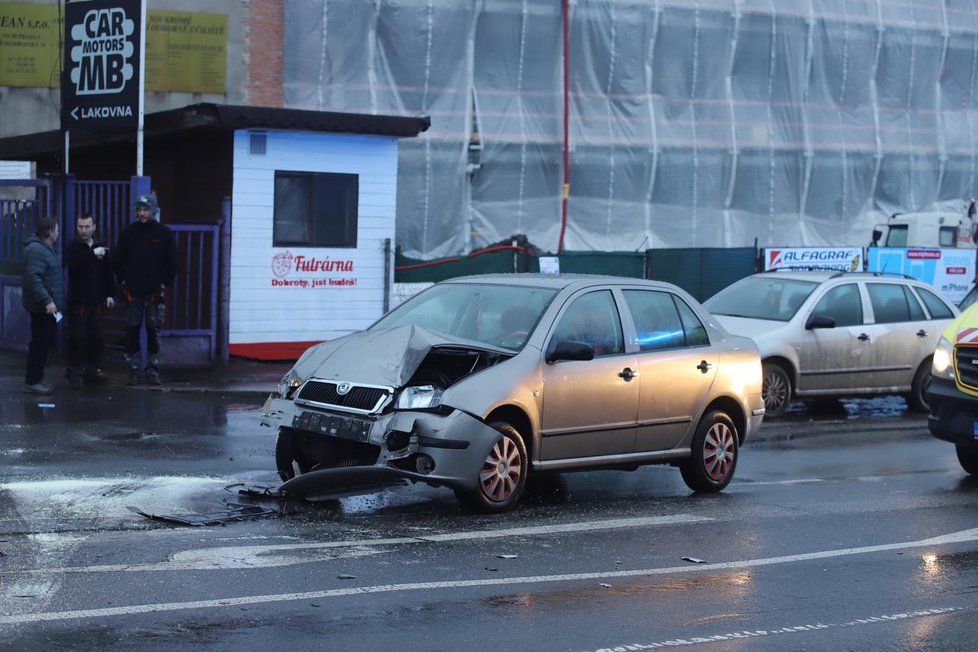 Srážka dvou aut v pražských Hrdlořezích si vyžádala několik zraněných