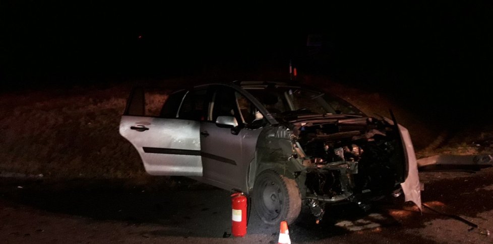 U Staňkova se srazil osobní vůz Citroen a dodávka Toyota. Zranilo se 10 lidí.