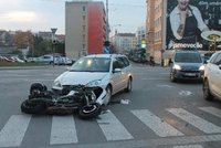 Osobní auto srazilo motorkáře: První pomoc mu dali policisté, kteří jeli do vězení