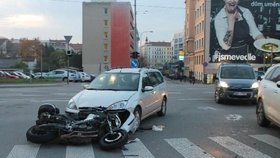 Osobní auto srazilo motorkáře: První pomoc mu dali policisté, kteří jeli do vězení
