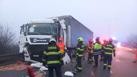 Ranní srážka tří náklaďáků u Brna směrem na Vyškov zcela paralyzovala dálnici D1. Kolona dosáhla více než 20 kilometrů.