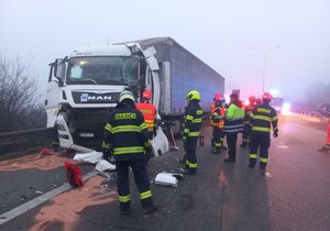 Ranní srážka tří náklaďáků u Brna směrem na Vyškov zcela paralyzovala dálnici D1. Kolona dosáhla více než 20 kilometrů.